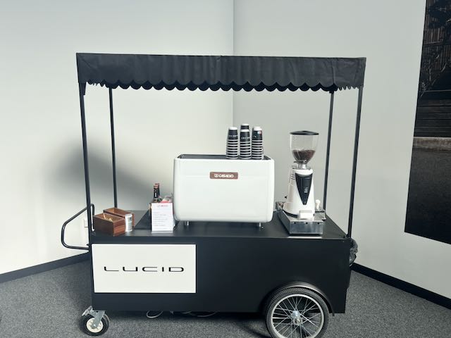 Unsere Kaffee-Bars 8 Coffee Cart Mit Maschine Und Logo 1