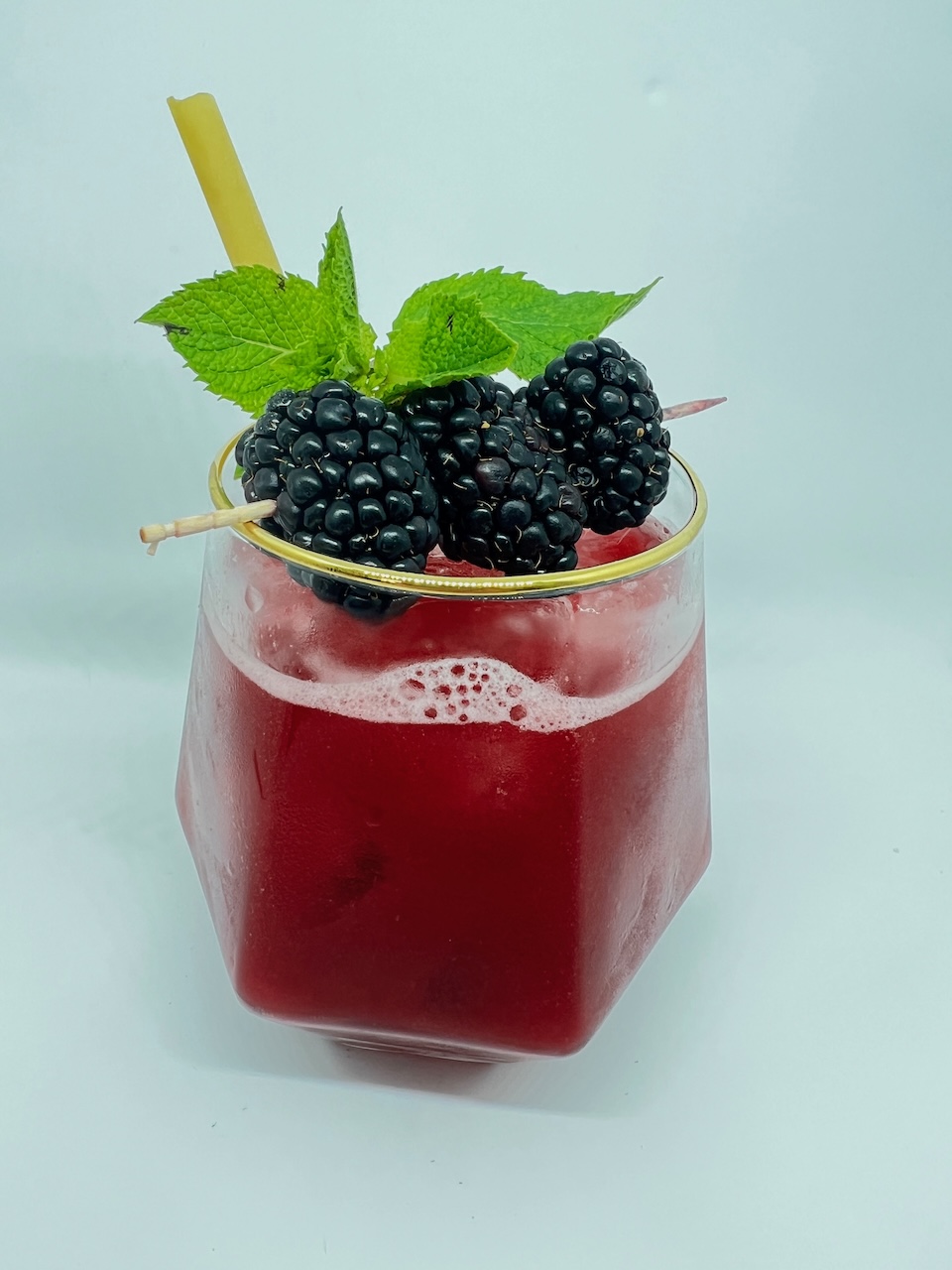 Goldcocktail Mit Brombeere