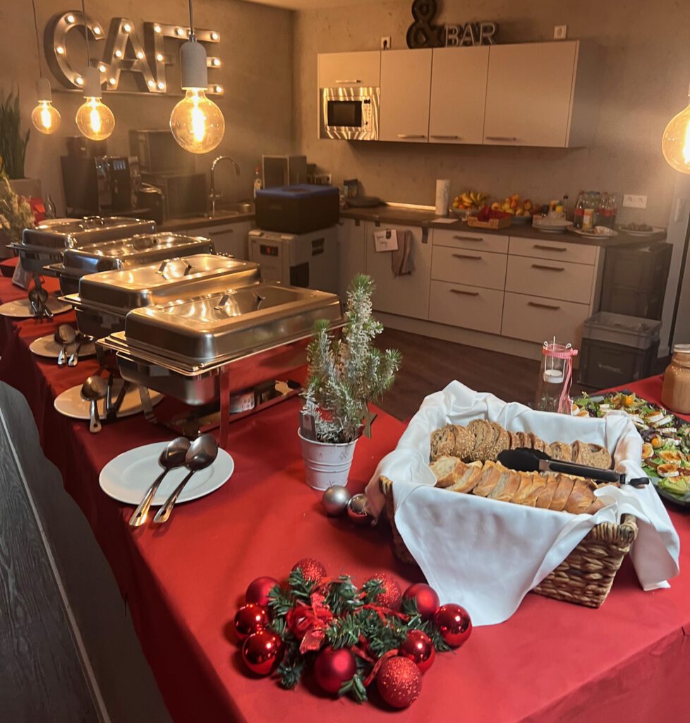 Weihnachts Catering scaled e1762529097444